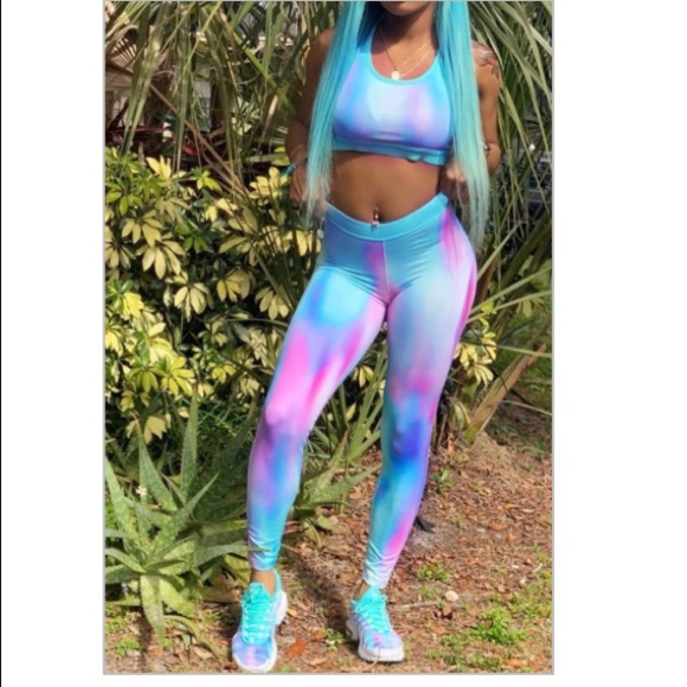 2 piece workout outfit 🦋 - Picture 1 of 1
